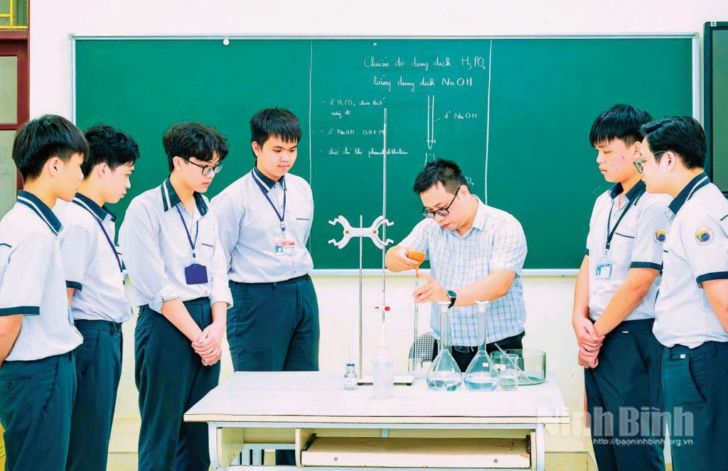 Thầy giáo Phạm Trọng Thịnh, Trường THPT chuyên Lê Hồng Phong hướng dẫn học sinh thực hành môn Hoá học. Ảnh: Ngọc Linh