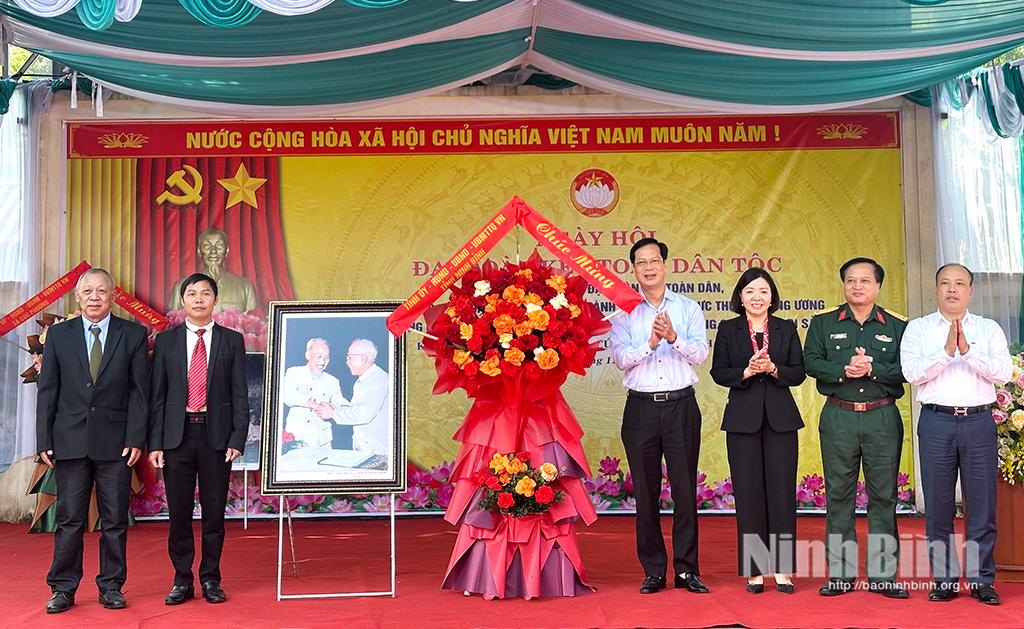 Đồng chí Nguyễn Anh Tuấn, Uỷ viên Ban Thường vụ Tỉnh ủy, Chủ nhiệm Ủy ban Kiểm tra Tỉnh ủy tặng bức tranh “Bác Hồ và Bác Tôn bắt tay kết đoàn”.