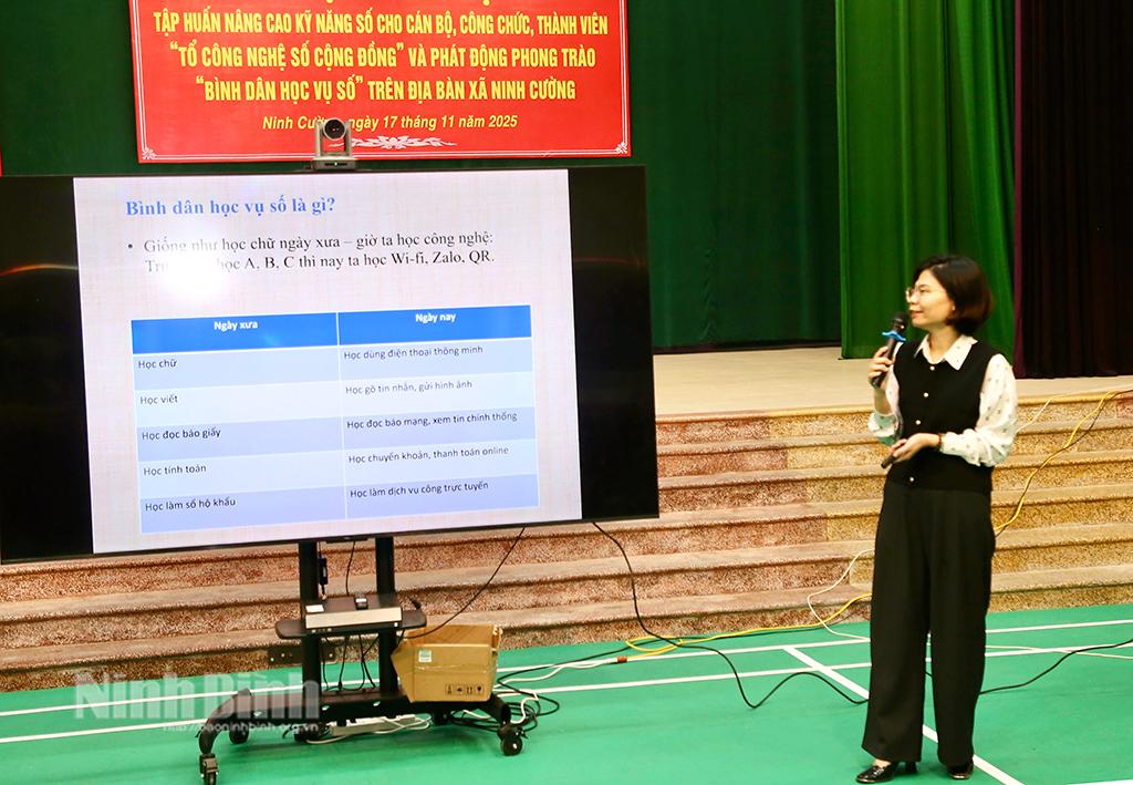 Cán bộ Trung tâm Chuyển đổi số và Truyền thông (Sở Khoa học và Công nghệ) hướng dẫn kỹ năng số cho cán bộ, Nhân dân xã Ninh Cường.