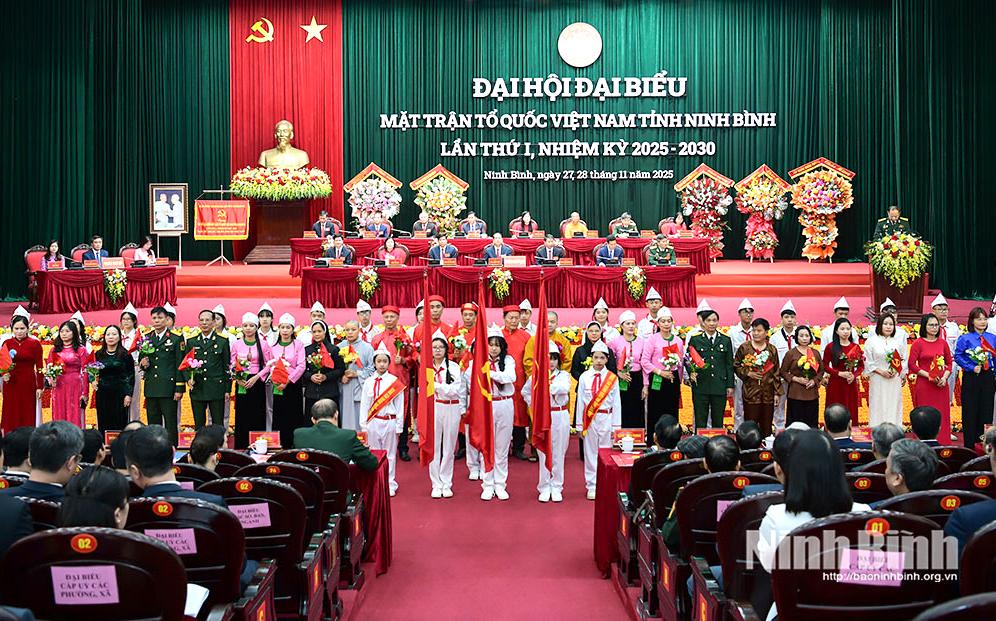 Đoàn đại biểu đại diện các tầng lớp nhân dân trong tỉnh chào mừng Đại hội. Ảnh; Trường Giang