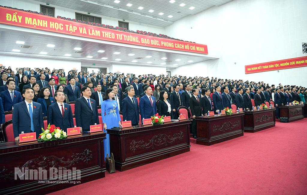 Các đại biểu dự Kỳ họp thực hiện nghi thức chào cờ.