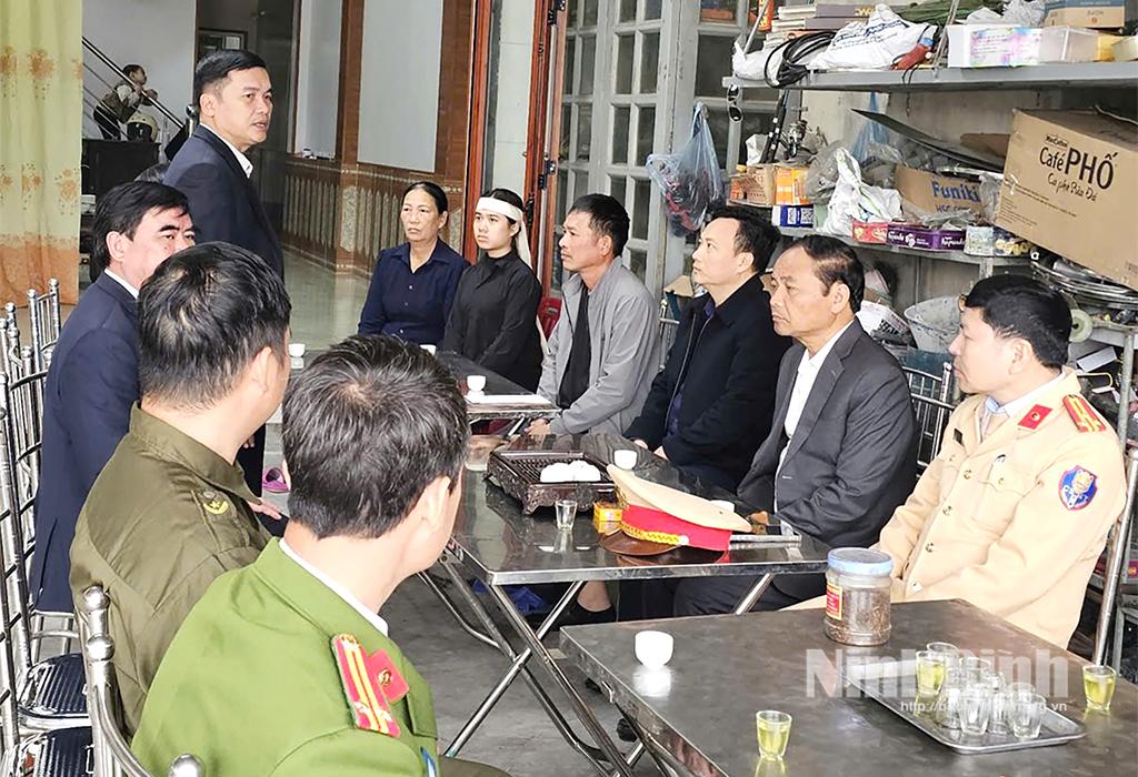 Các thành viên trong đoàn thăm hỏi gia đình bà Lê Thị Đông ở xã Hải Tiến.