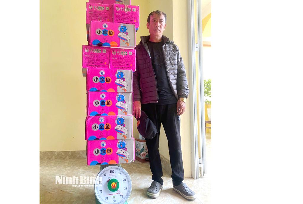 Đối tượng Đặng Đình Tuấn và tang vật.