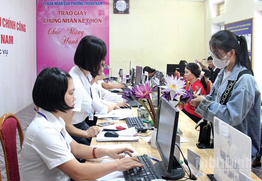 Cán bộ Trung tâm Phục vụ hành chính công phường Thành Nam hướng dẫn người dân giải quyết thủ tục hành chính. Ảnh: Nguyễn Hương