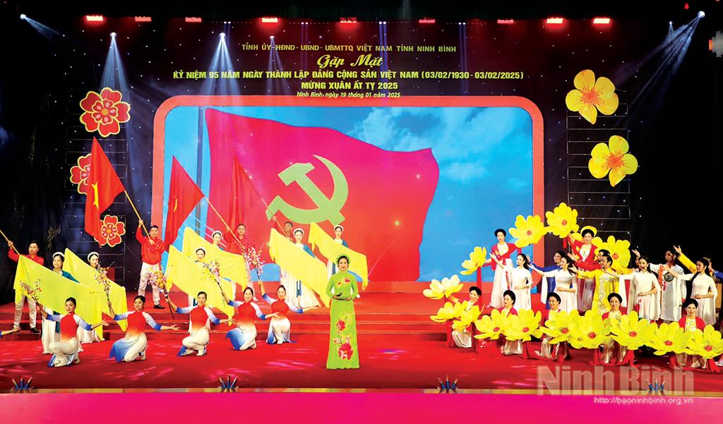 Chương trình nghệ thuật đặc sắc thể hiện niềm tự hào về Đảng quang vinh, Bác Hồ vĩ đại, đón chào mùa xuân mới trên quê hương Ninh Bình. Ảnh: Đức Lam
