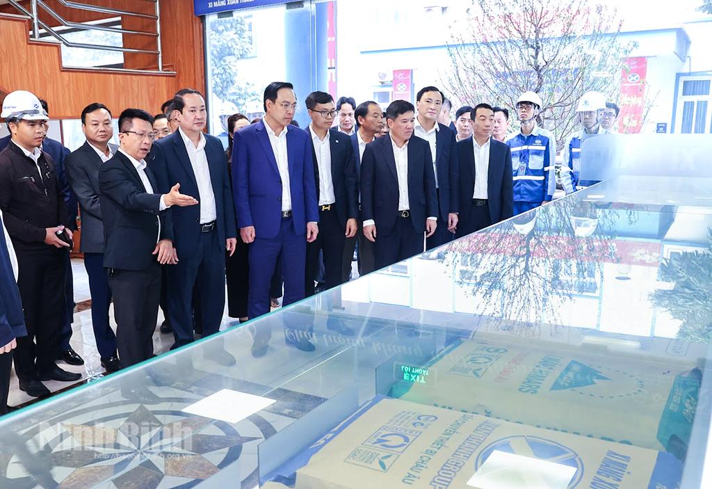 Đồng chí Mai Văn Tuất, Phó Bí thư Tỉnh ủy, Chủ tịch Ủy ban MTTQ Việt Nam tỉnh thăm, động viên sản xuất đầu năm tại Nhà máy xi măng Xuân Thành.