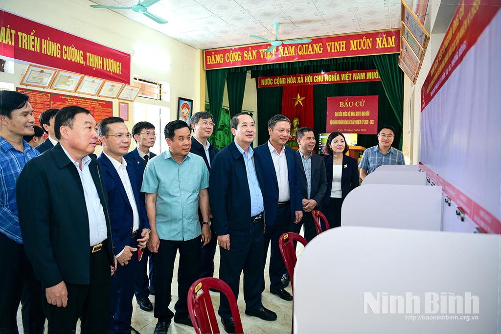 Đồng chí Mai Văn Tuất, Phó Bí thư Tỉnh uỷ, Chủ tịch Ủy ban Mặt trận Tổ quốc Việt Nam tỉnh, Phó Trưởng Ban Chỉ đạo bầu cử tỉnh cùng Đoàn kiểm tra công tác bầu cử tại thôn 1A, xã Yên Khánh.