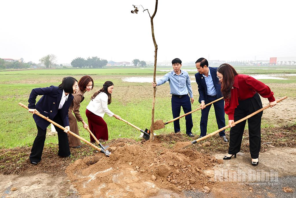 Các đồng chí lãnh đạo Ban Tuyên giáo và Dân vận Tỉnh ủy, Ủy ban MTTQ Việt Nam tỉnh, các tổ chức chính trị - xã hội tỉnh, lãnh đạo xã Vũ Dương trồng cây xanh tại Trụ sở Đảng uỷ xã Vũ Dương. Ảnh: Ngọc Ánh