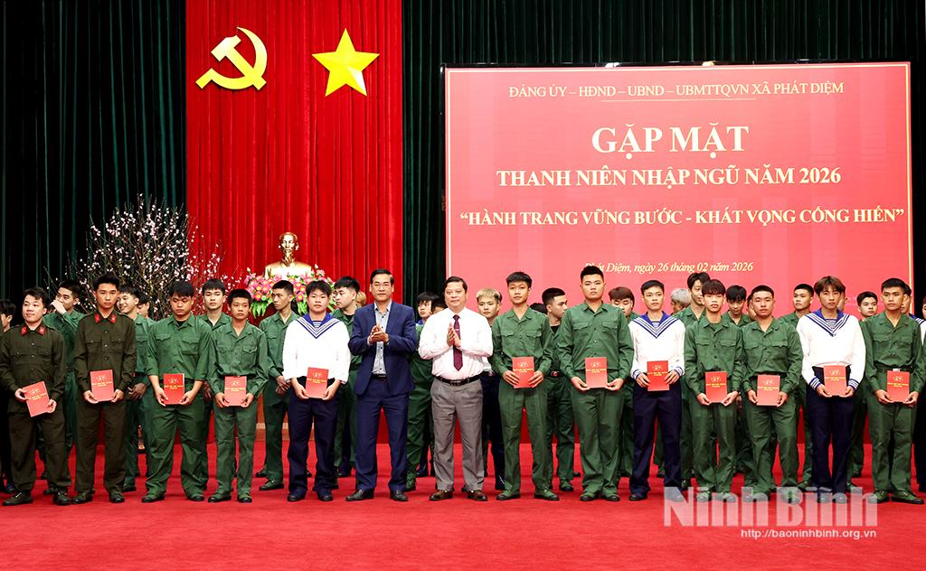 Lãnh đạo xã Phát Diệm tặng quà động viên các tân binh. Ảnh: Minh Quang