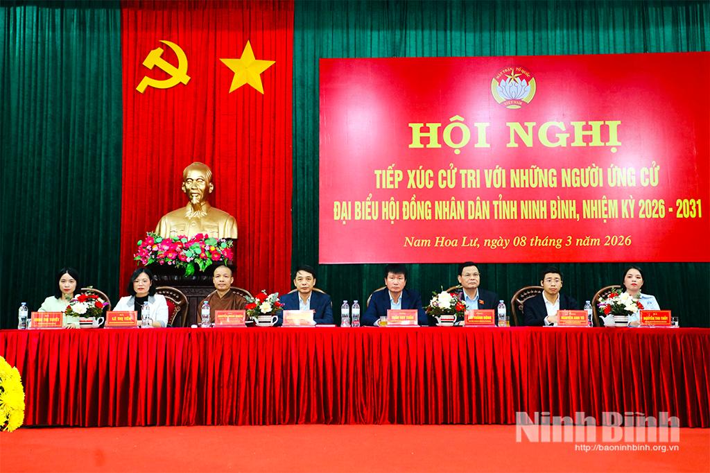 Đồng chí Bí thư Tỉnh ủy Trần Huy Tuấn và các ứng cử viên đại biểu HĐND tỉnh khóa XVI, nhiệm kỳ 2026-2031 tiếp xúc cử tri phường Nam Hoa Lư.