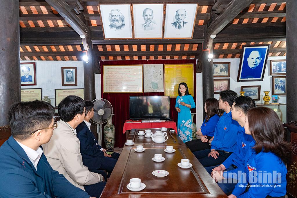 Đoàn nghe thuyết minh về cố Tổng Bí thư Trường Chinh tại Nhà lưu niệm.