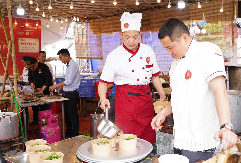 Các nghệ nhân làng phở Vân Cù chế biến phở cho các đại biểu và du khách tham quan.