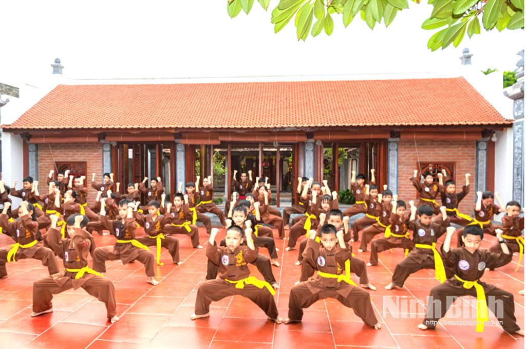 Các võ sinh môn phái Mạc Gia Quyền, đệ tử của võ sư Phạm Xuân Nam tập luyện tấn pháp.