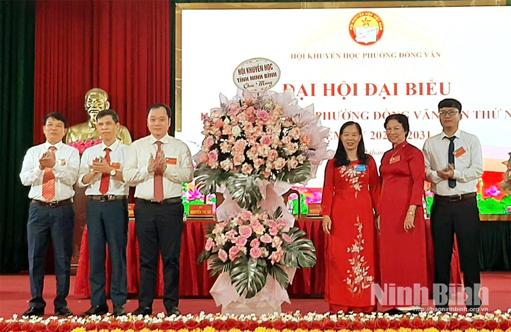 Lãnh đạo Hội Khuyến học tỉnh tặng hoa chúc mừng Đại hội.