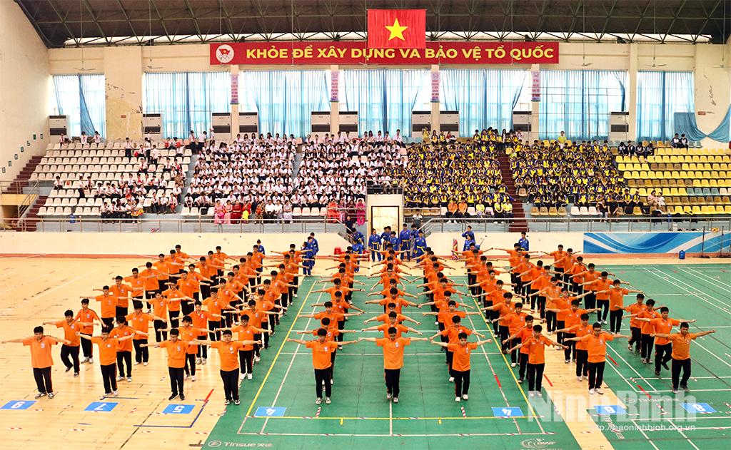 Tiết mục đồng diễn TDTT của học sinh Trường THPT A Trần Hưng Đạo.