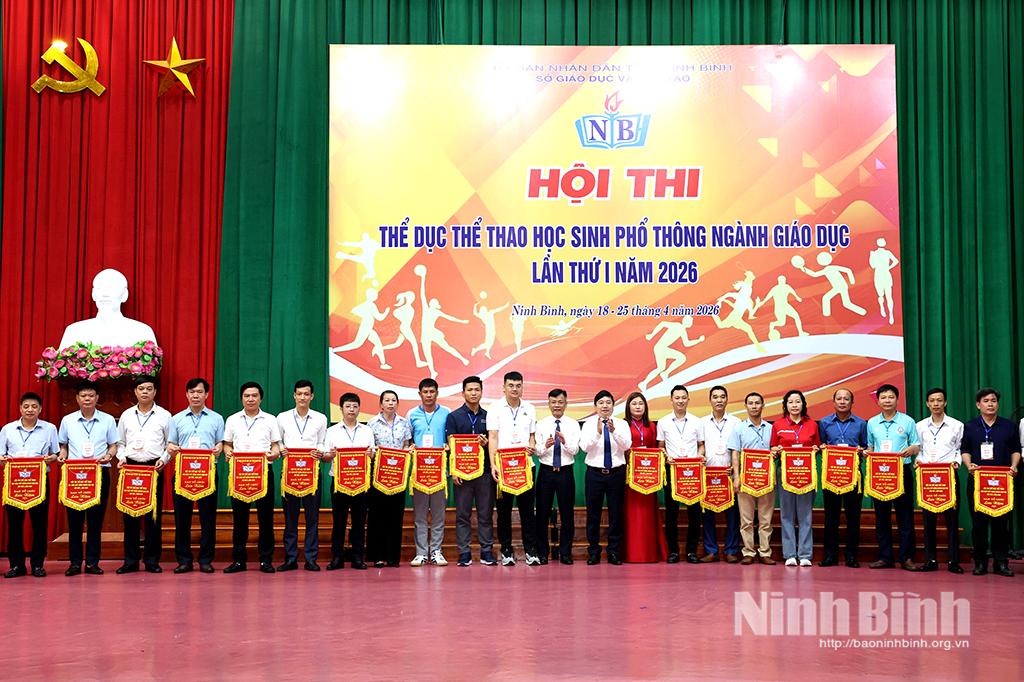 Ban tổ chức trao Cờ lưu niệm cho các Đoàn tham gia giải.