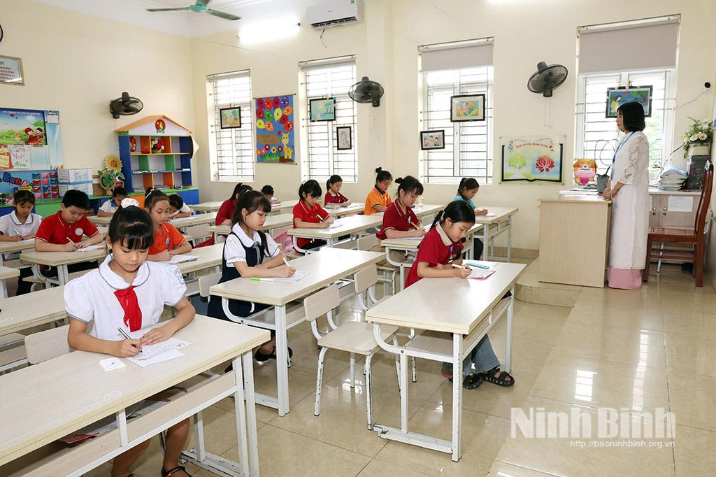 Các em học sinh tham gia thi viết chữ đúng, chữ đẹp.