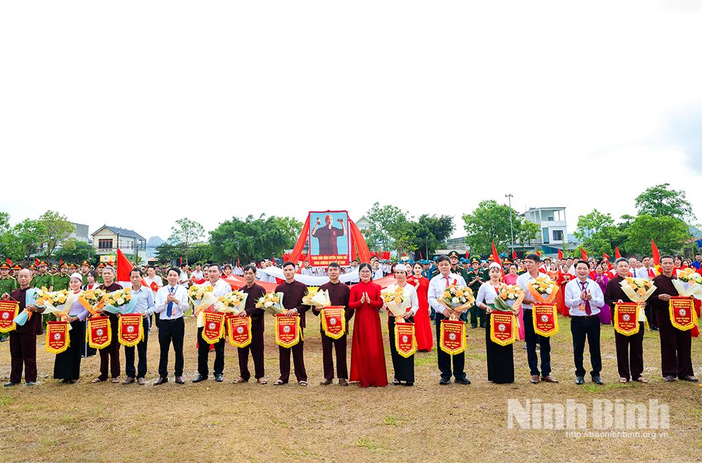 Lãnh đạo xã và đại biểu tặng hoa, cờ lưu niệm cho các đoàn vận động viên tham dự Đại hội TDTT xã Phú Sơn lần thứ I, năm 2026.