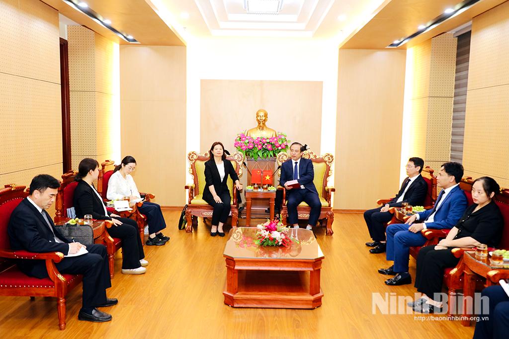 Quang cảnh buổi tiếp Đoàn đại biểu châu Văn Sơn, tỉnh Vân Nam (Trung Quốc).