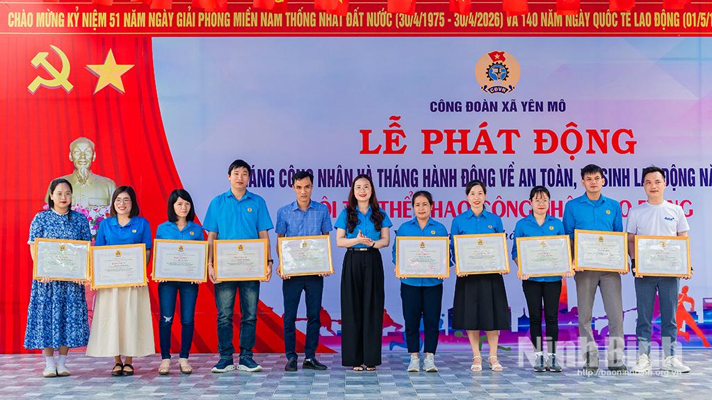 Đồng chí Lê Thị Hoa, Phó Chủ tịch Liên đoàn Lao động tỉnh trao tặng Bằng khen cho các tập thể, cá nhân.