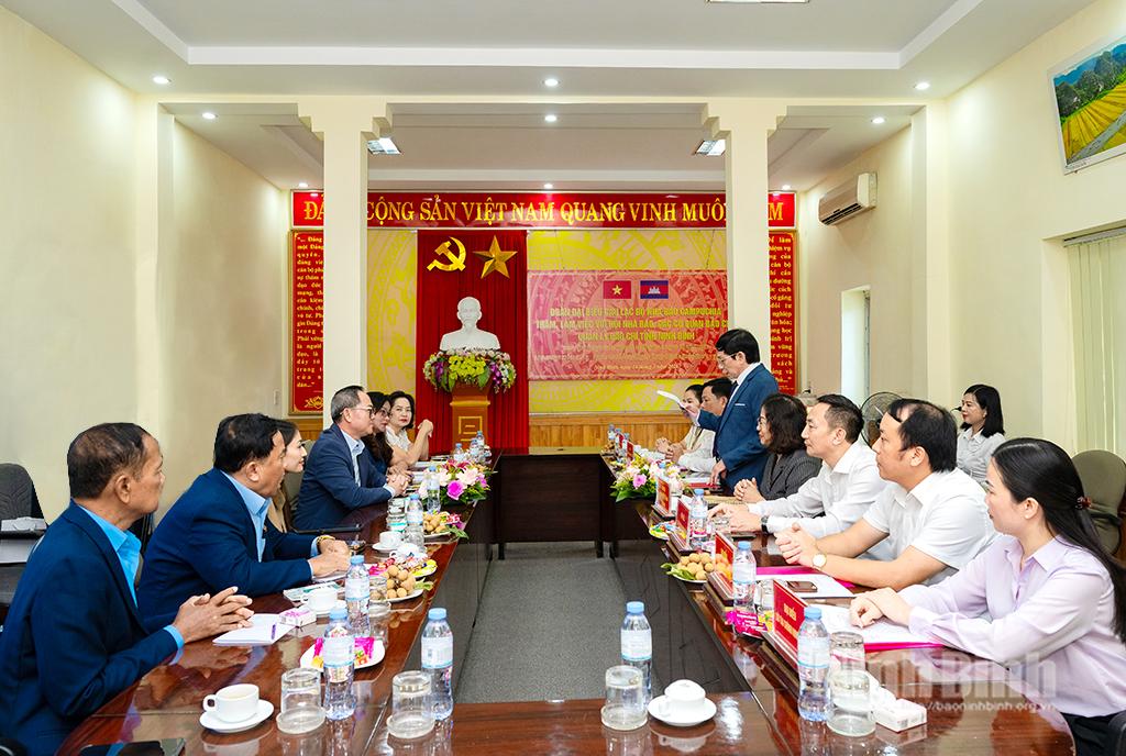Quang cảnh buổi tiếp xã giao Đoàn đại biểu Câu lạc bộ Nhà báo Campuchia.