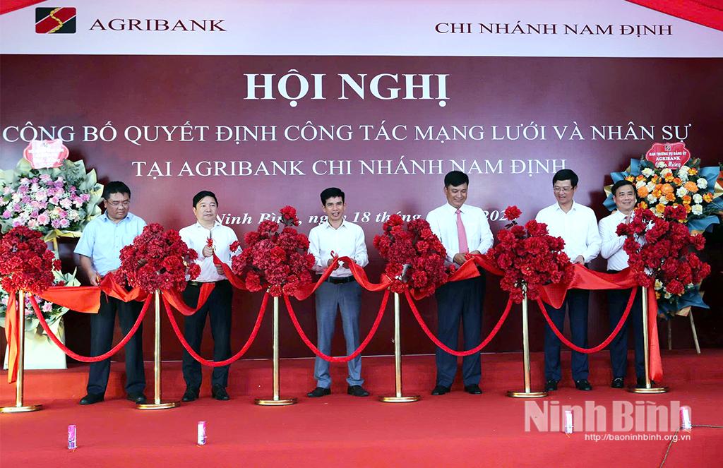 Các đại biểu cắt băng khai trương Agribank Chi nhánh Giao Bình Nam Định.