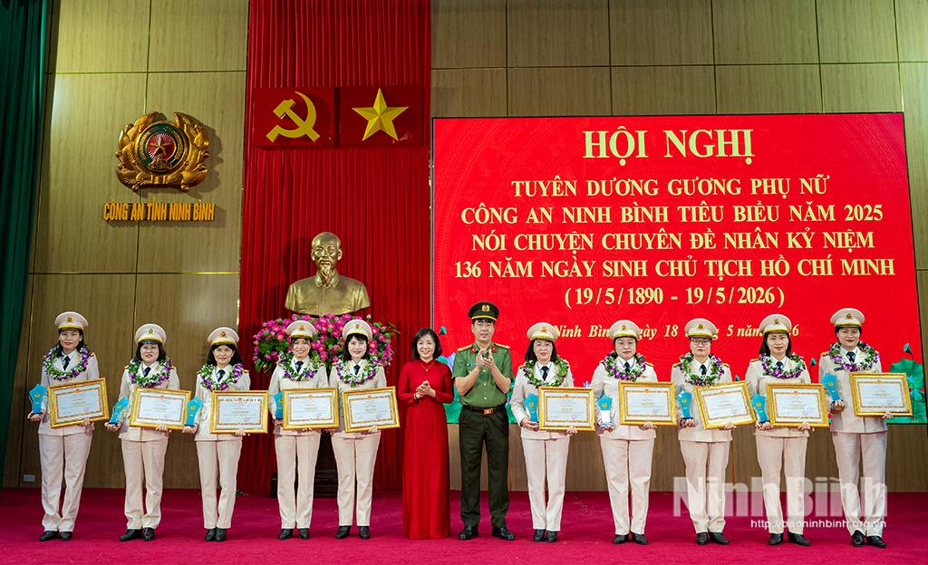 Lãnh đạo Hội Liên hiệp Phụ nữ tỉnh và lãnh đạo Công an tỉnh trao biểu trưng và Giấy khen cho các cá nhân có thành tích xuất sắc.