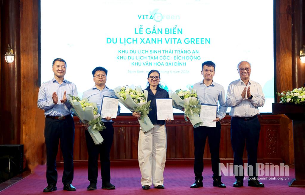 Lãnh đạo Hiệp hội Du lịch Việt Nam, Sở Du lịch trao Quyết định công nhận “Du lịch xanh VITA GREEN” cho đại diện Khu du lịch sinh thái Tràng An, Tam Cốc và Bái Đính.