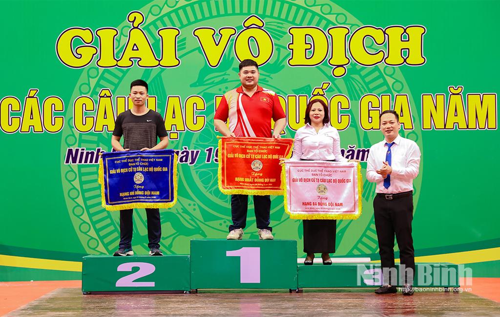 Ban tổ chức trao Cờ lưu niệm Nhất đoàn vận động viên Hải Phòng, xếp thứ Hai đoàn Đà Nẵng, xếp thứ Ba đoàn Hà Nội.