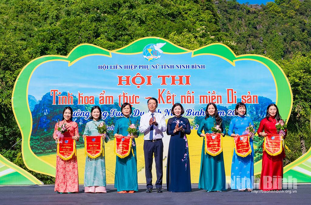 Đồng chí Trần Song Tùng, Ủy viên Ban Thường vụ Tỉnh ủy, Phó Chủ tịch Thường trực UBND tỉnh trao cờ lưu niệm cho các đội tham gia.