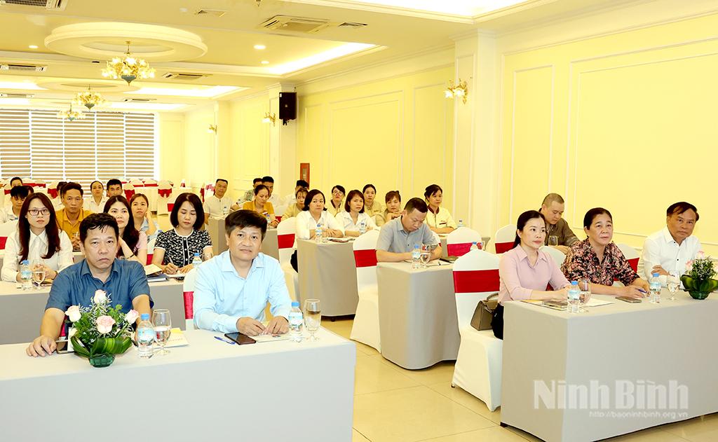 Các đại biểu dự khai giảng lớp học.