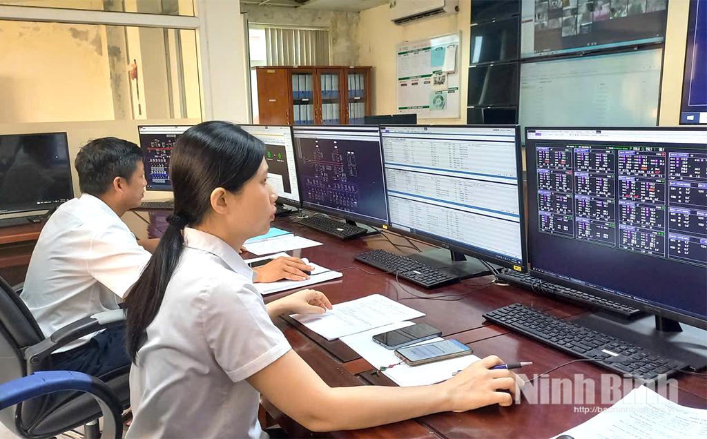 Điều hành cung cấp điện tại Điện lực Phủ Lý.