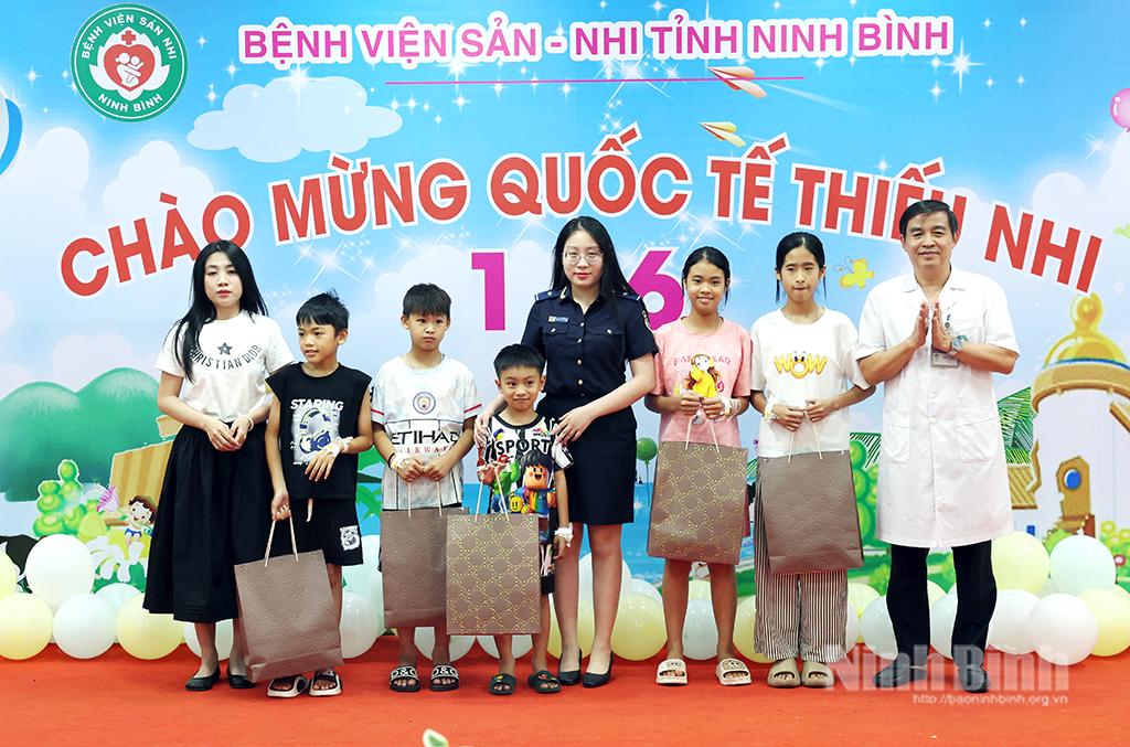 Lãnh đạo Bệnh viện Sản-Nhi Ninh Bình và nhà tài trợ trao quà cho các bệnh nhi.