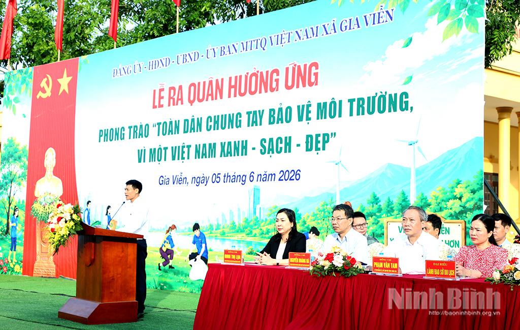 Đồng chí Đinh Thị Lụa, Phó Bí thư Tỉnh ủy, Chủ tịch Ủy ban MTTQ Việt Nam tỉnh và các đại biểu dự lễ ra quân.