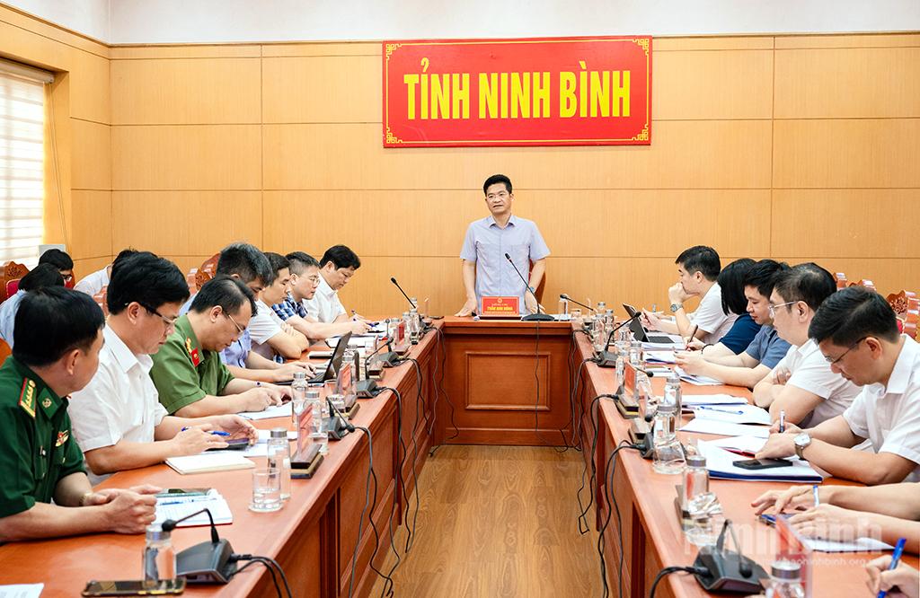 Đồng chí Trần Anh Dũng, Ủy viên Ban Thường vụ Tỉnh ủy, Phó Chủ tịch UBND tỉnh chủ trì hội nghị tại điểm cầu UBND tỉnh.