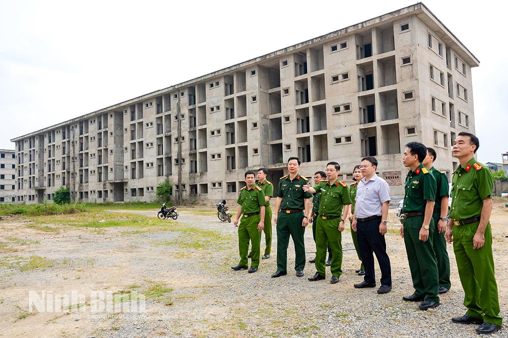 Các đại biểu khảo sát thực địa khu vực diễn tập tại Ký túc xá Trường Đại học Hoa Lư.