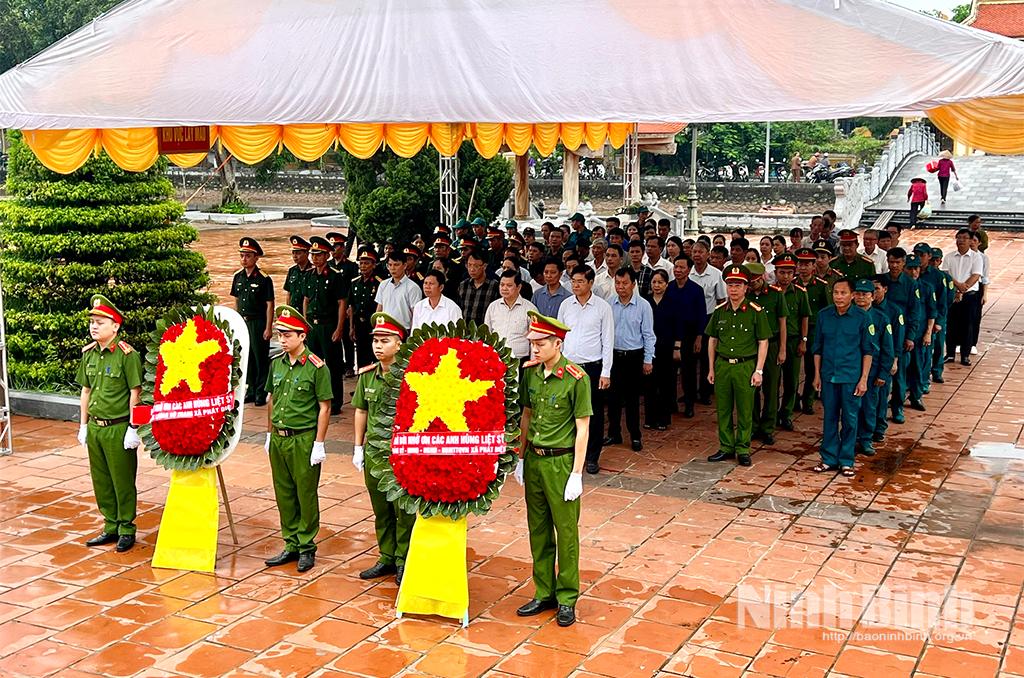 Các đại biểu và thân nhân dâng hoa, dâng hương tri ân các Anh hùng liệt sĩ.