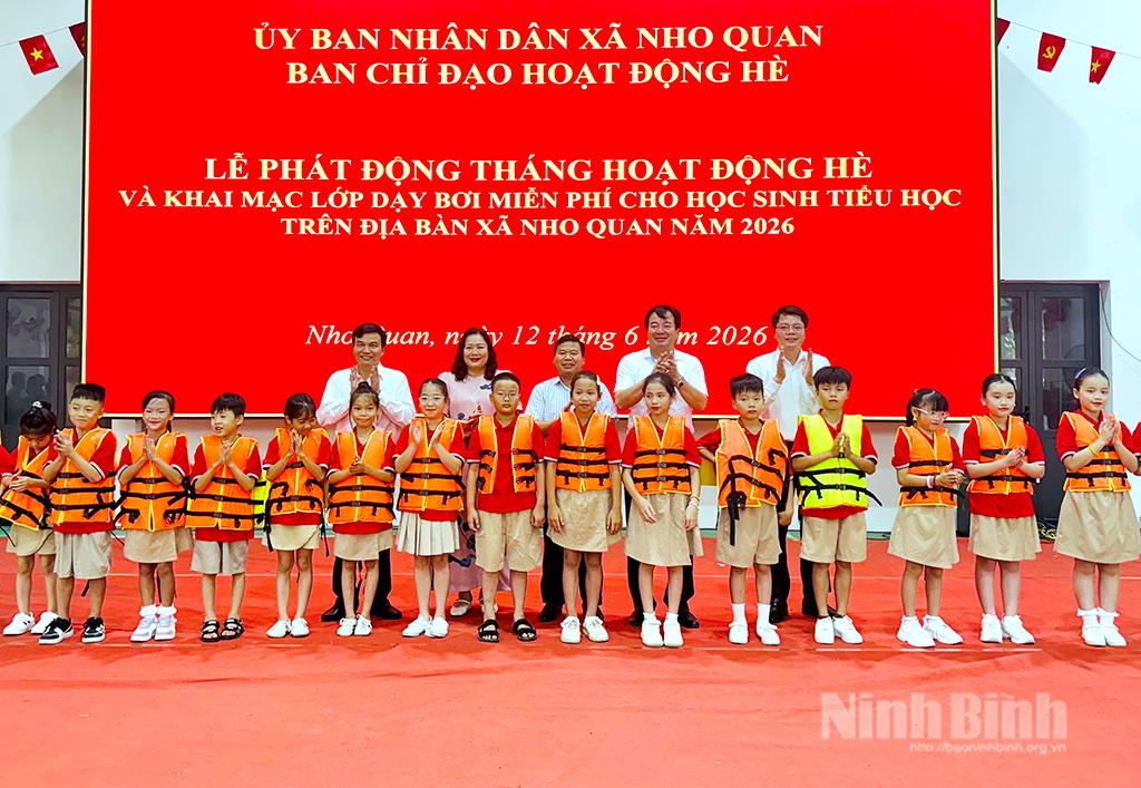 Ban Chỉ đạo hoạt động hè xã Nho Quan tặng áo phao cứu sinh cho học sinh trên địa bàn xã.