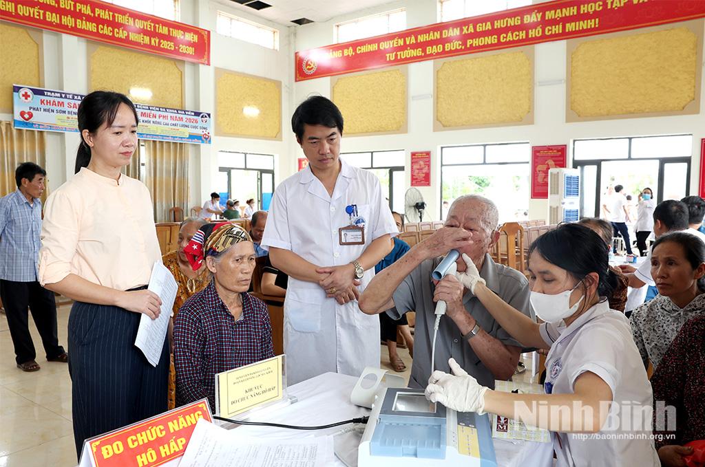 Lãnh đạo xã Gia Hưng và Bệnh viện Đa khoa Gia Viễn thăm hỏi người dân đến khám bệnh.