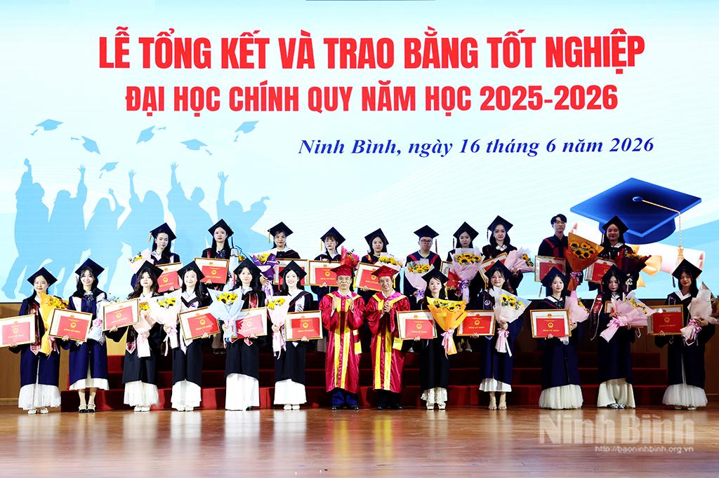 Lãnh đạo Trường Đại học Hoa Lư trao Bằng tốt nghiệp, Giấy khen cho sinh viên đạt thành tích xuất sắc.