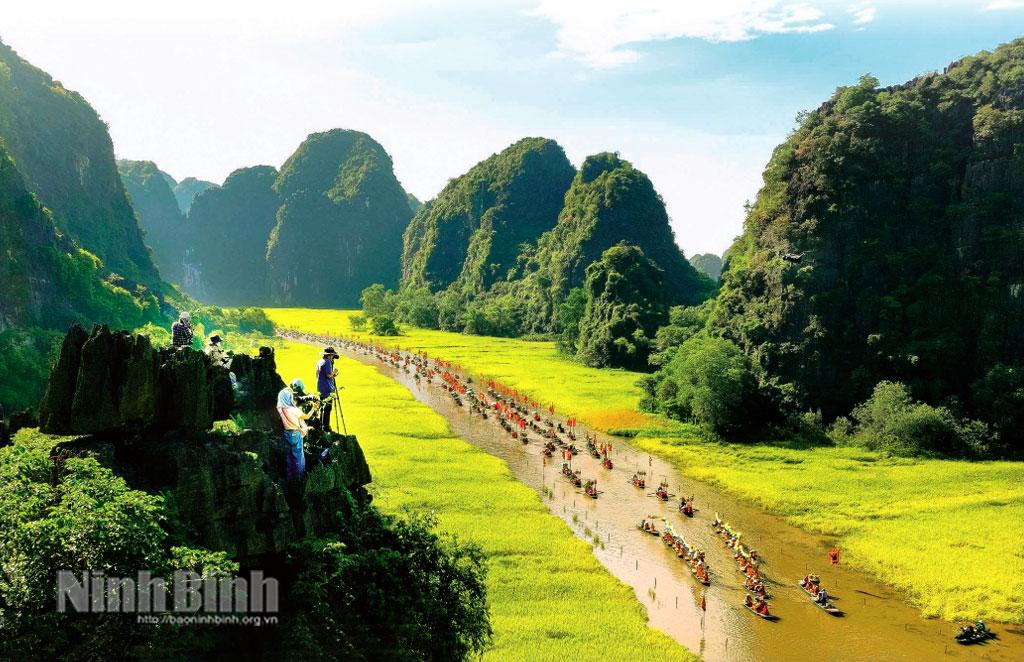 Phóng viên tác nghiệp tại Lễ hội Sắc vàng Tam Cốc - Tràng An 2026. Ảnh: Ngọc Linh
