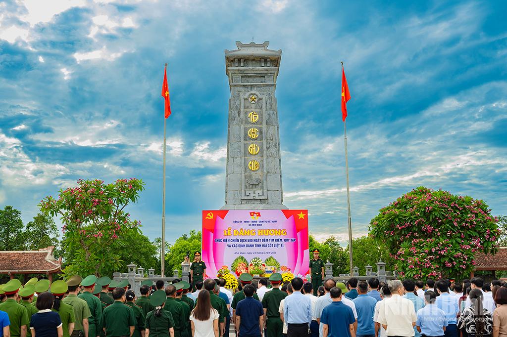 Quang cảnh lễ dâng hương tại Nghĩa trang liệt sĩ Văn Phong.