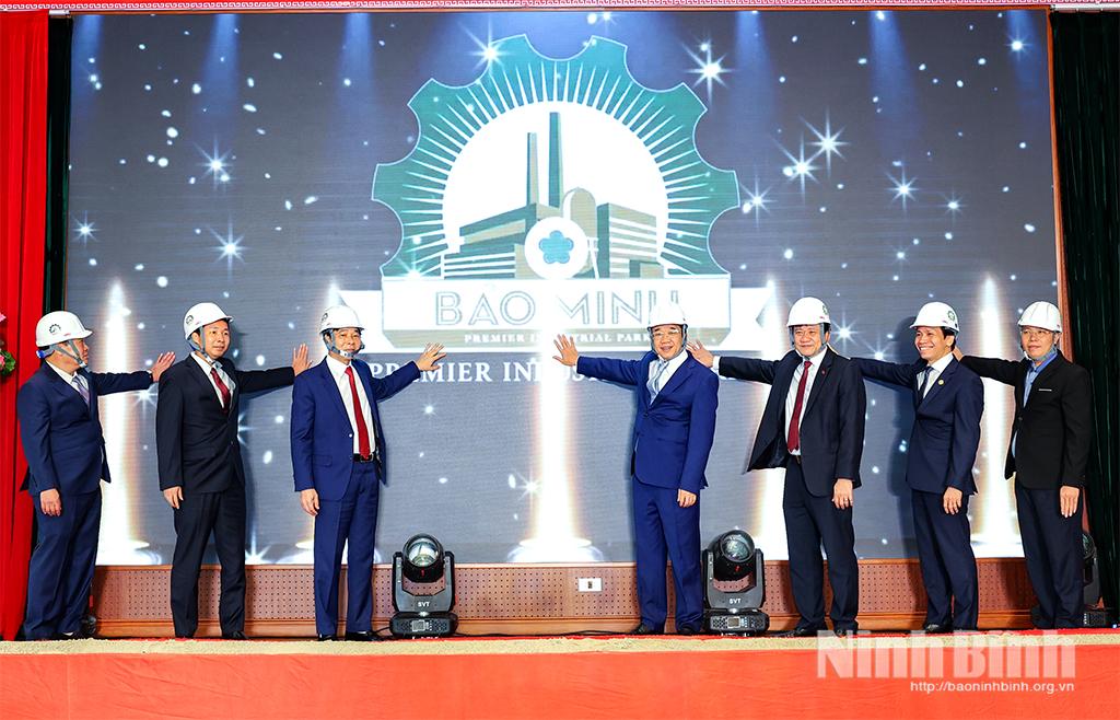 Đồng chí Nguyễn Thanh Bình, Phó Bí thư Tỉnh ủy, Chủ tịch UBND tỉnh và các đại biểu thực hiện nghi thức bấm nút khởi công dự án.