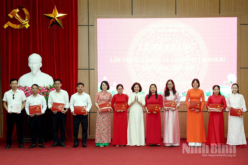 Lãnh đạo Trường Chính trị tỉnh trao Bằng tốt nghiệp cho các học viên.