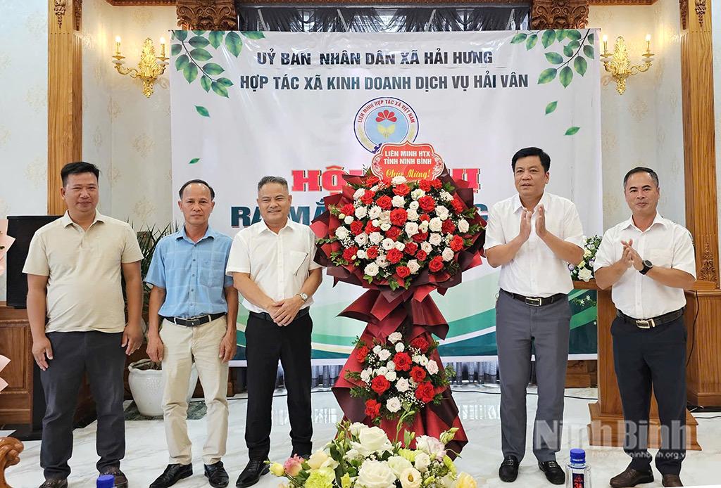 lãnh đạo Liên minh HTX tỉnh chúc mừng HTX kinh doanh dịch vụ Hải Vân.