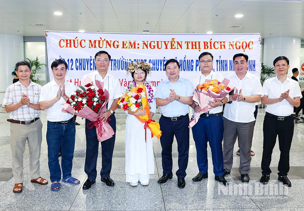 Đồng chí Nguyễn Tiến Dũng, Tỉnh ủy viên, Giám đốc Sở Giáo dục và Đào tạo tặng hoa chúc mừng em Nguyễn Thị Bích Ngọc và các thầy giáo Trường THPT chuyên Lê Hồng Phong.