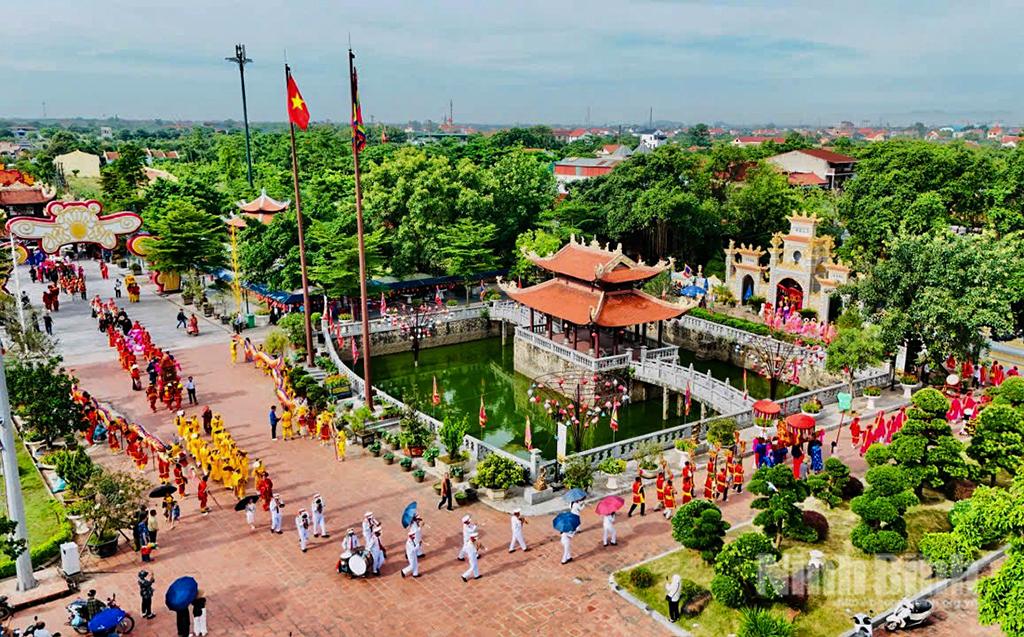Toàn cảnh đoàn rước kiệu Thánh tại khai mạc Lễ hội Đền Lảnh Giang năm 2026.