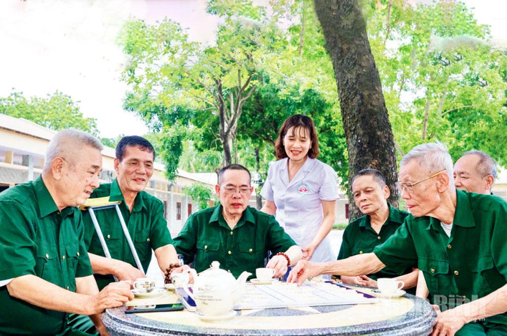Phút thư giãn bên bàn cờ tướng của các thương, bệnh binh tại Trung tâm Điều dưỡng thương binh Kim Bảng (phường Tam Chúc). Ảnh: Ngọc Linh