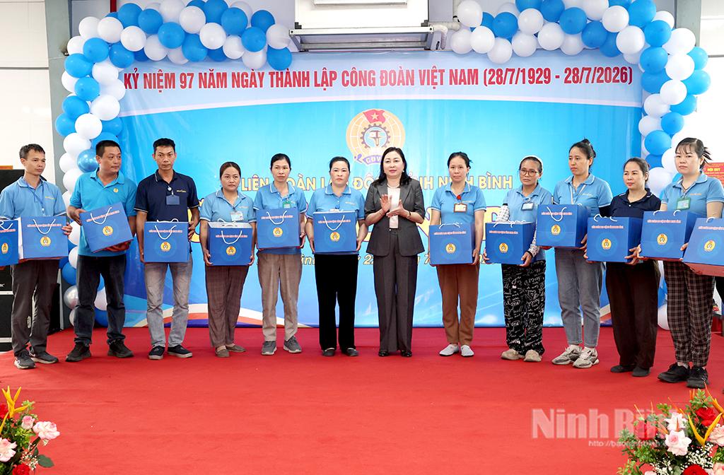 Đồng chí Đinh Thị Lụa, Phó Bí thư Tỉnh ủy, Chủ tịch Uỷ ban MTTQ Việt Nam tỉnh trao quà cho công nhân có hoàn cảnh khó khăn.
