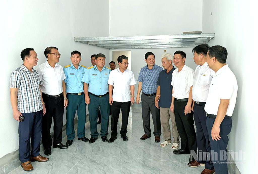 Các đại biểu tham quan ngôi nhà mới của gia đình ông Đặng Sơn.